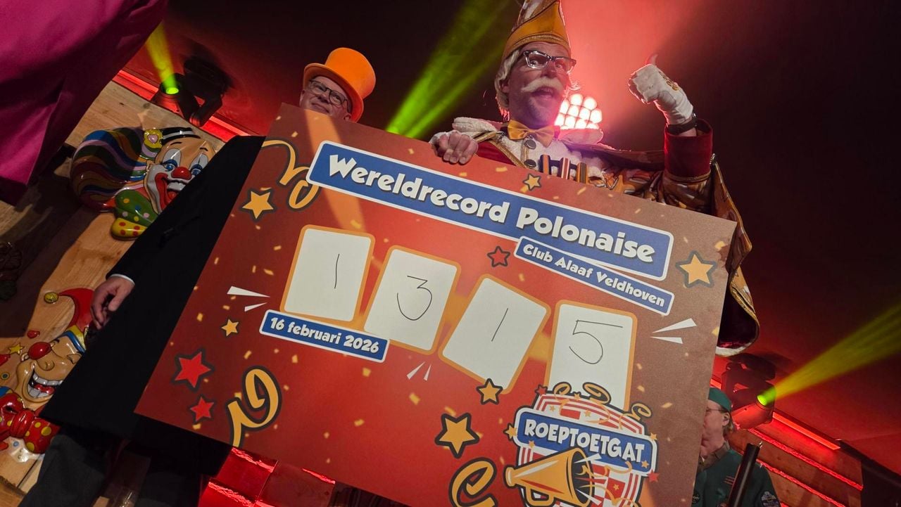 Prins Pils was maandag bij de wereldrecordpoging polonaise lopen in Veldhoven (foto: Noël van Hooft).