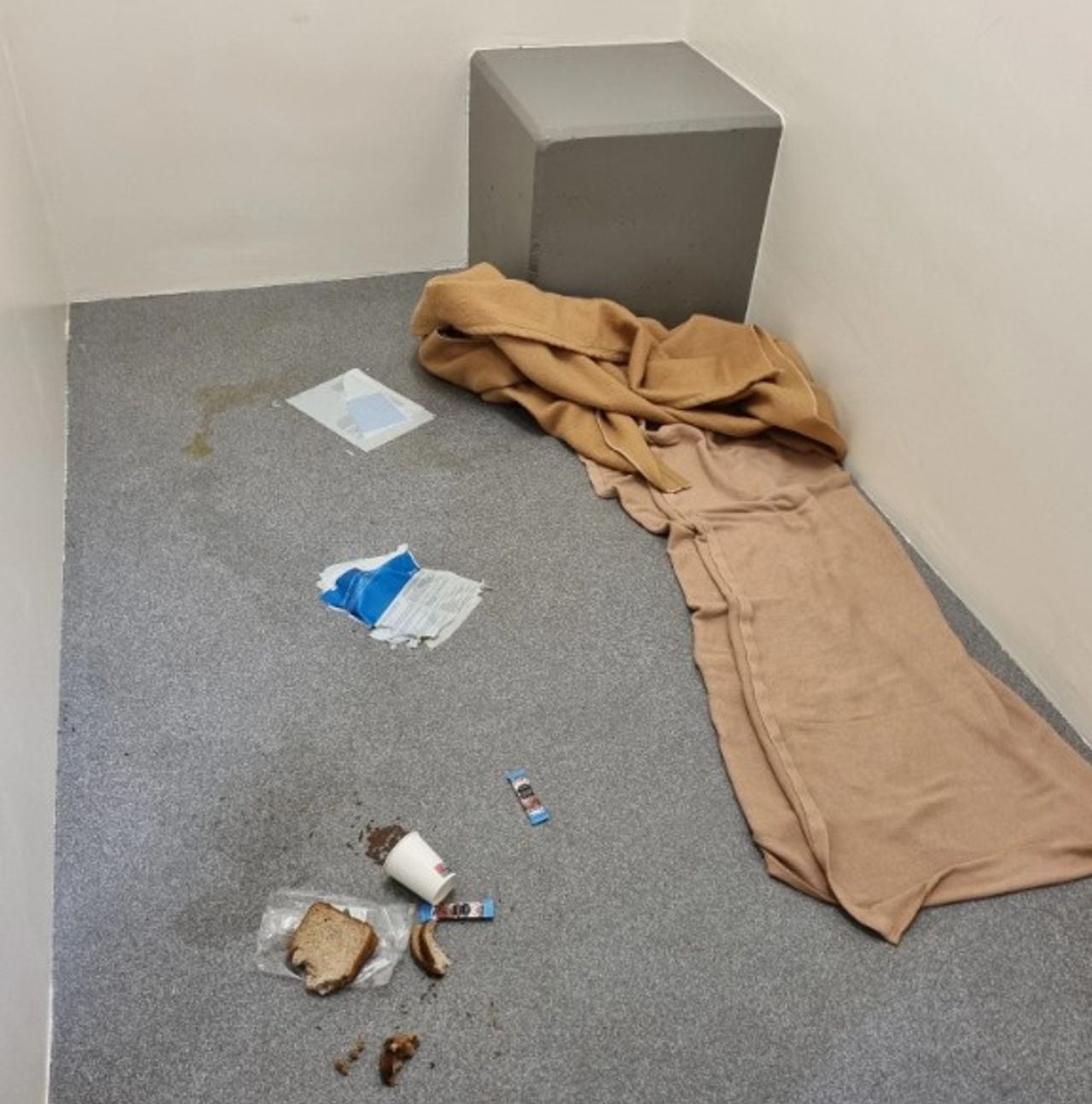 Een van de cellen waarin de aangehouden mensen maandagavond werden opgesloten (foto: Instagram politie Roosendaal).