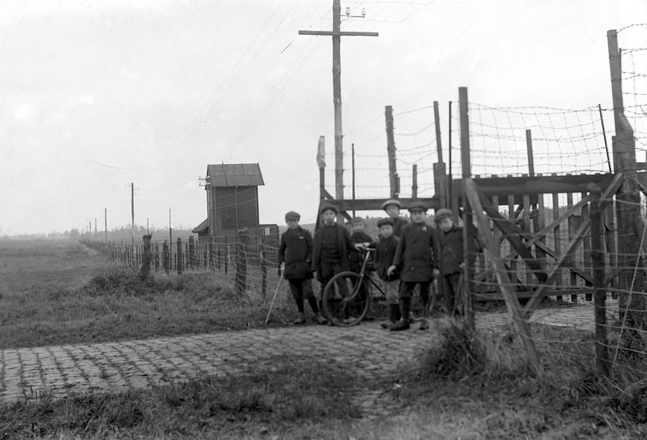 De elektrische grens tussen Nederland en België tijdens de Eerste Wereldoorlog (foto: Jaak Bernaards/West-Brabants Archief