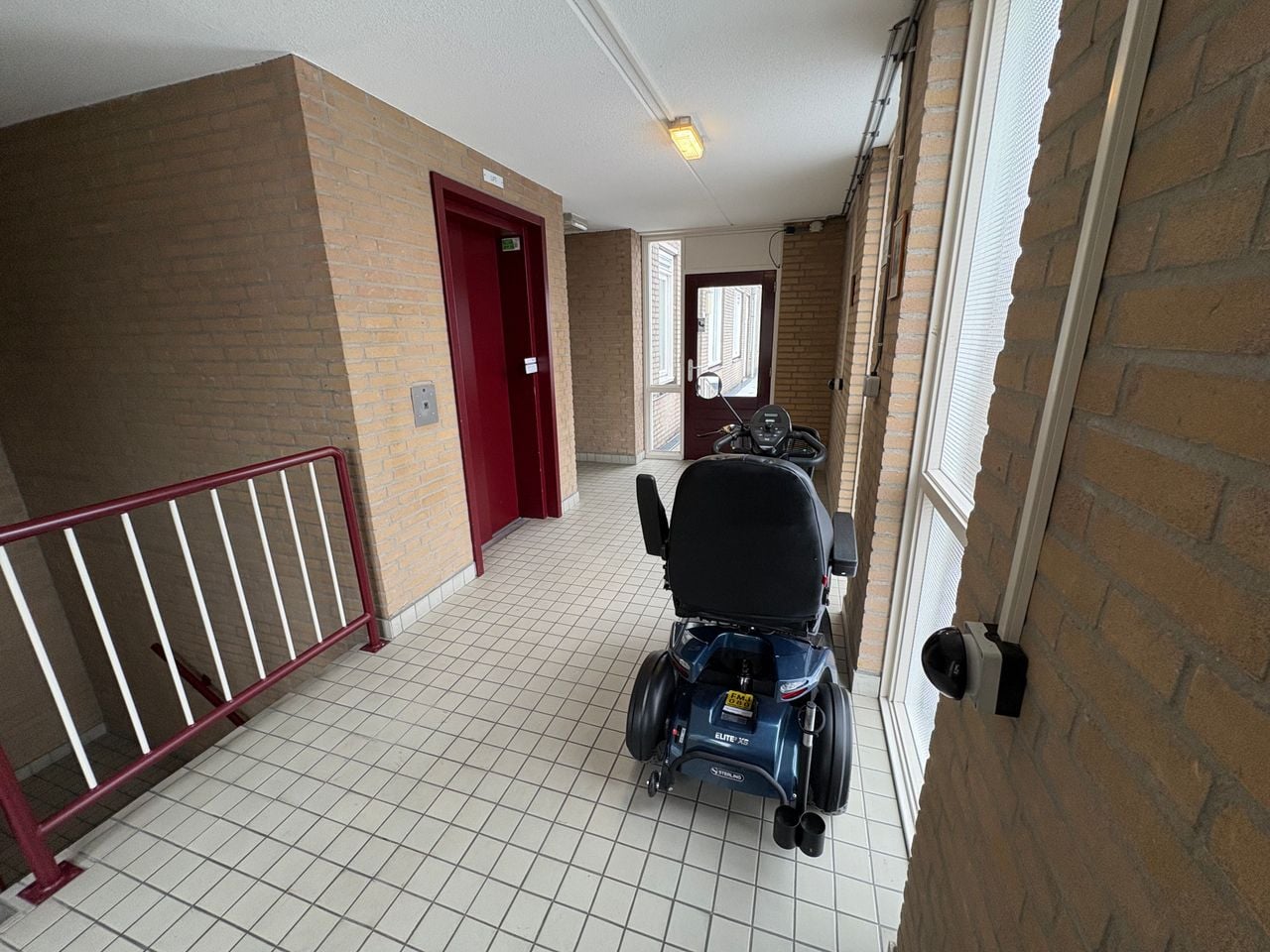 Een scootmobiel krijg je niet beneden zonder lift (foto: Raymond Merkx).