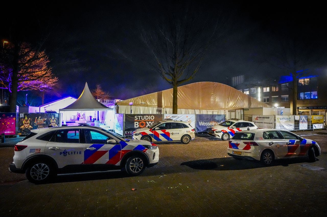 Bij de Tientertent in Nuenen is dinsdagavond veel politie aanwezig (foto: SQ Vision).