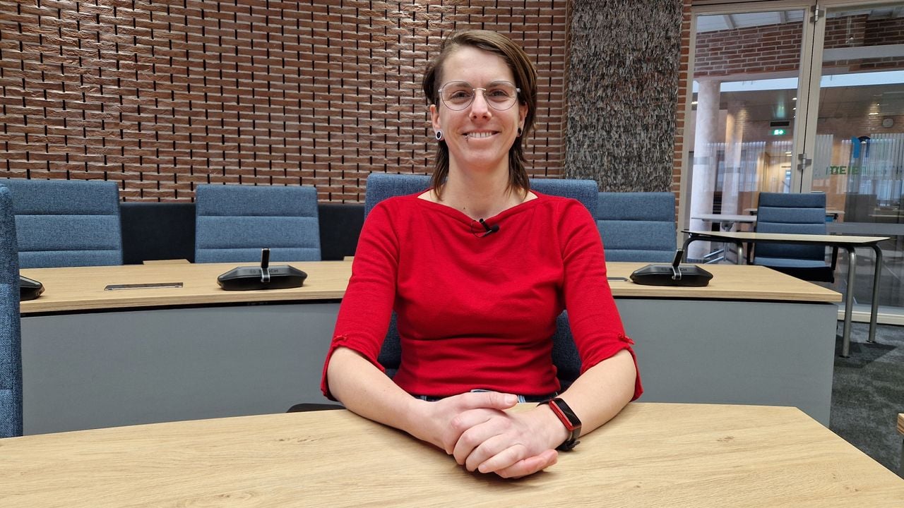 Marieke op haar plek in de gemeenteraad van Meierijstad