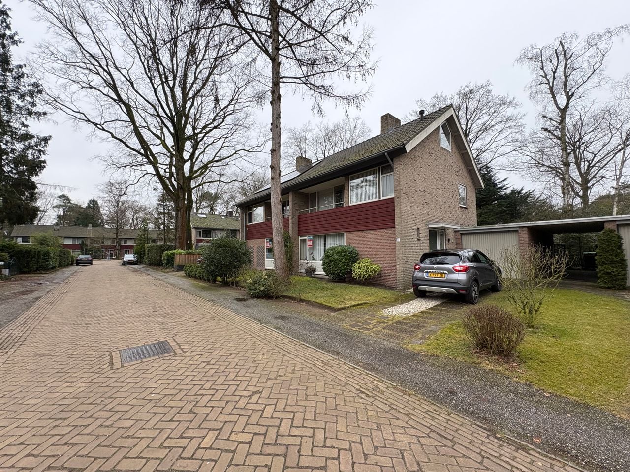 Op bijna alle huizen zijn posters te vinden (foto: Raymond Merkx).