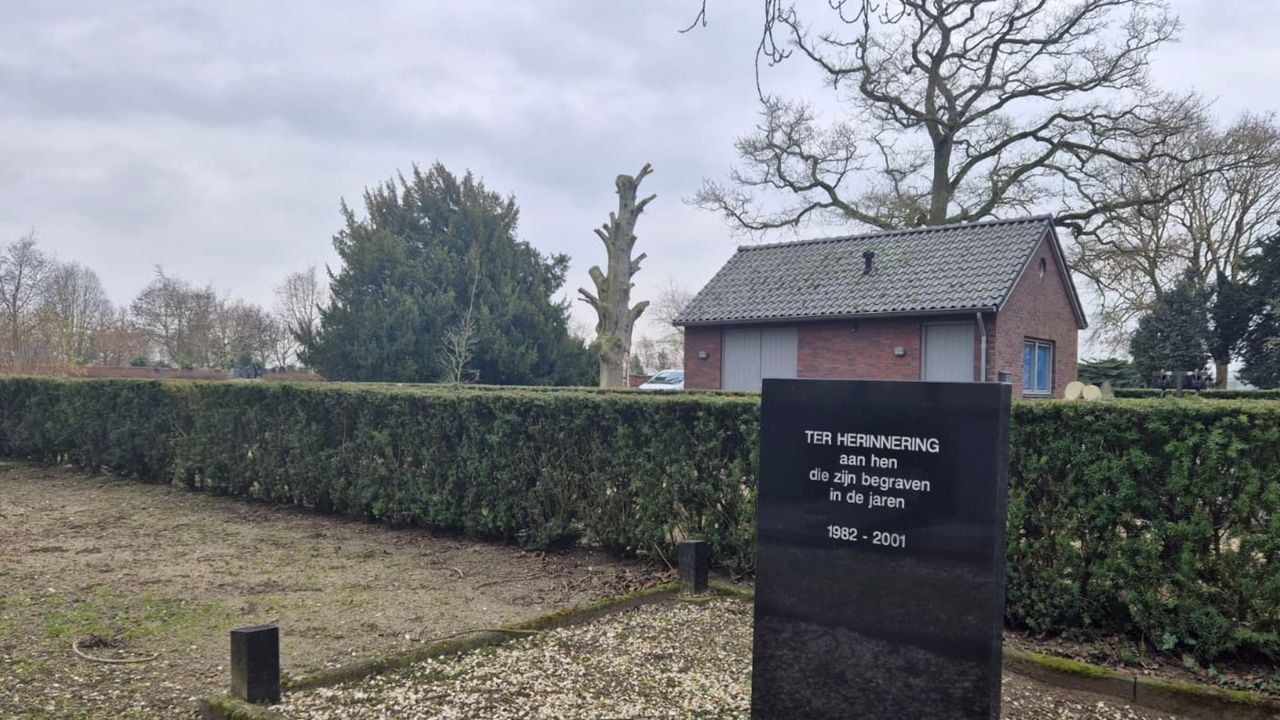 Een zuil op de gemeentelijke begraafplaats in Sleeuwijk herinnert aan de geruimde graven (foto: Niek de Bruijn)