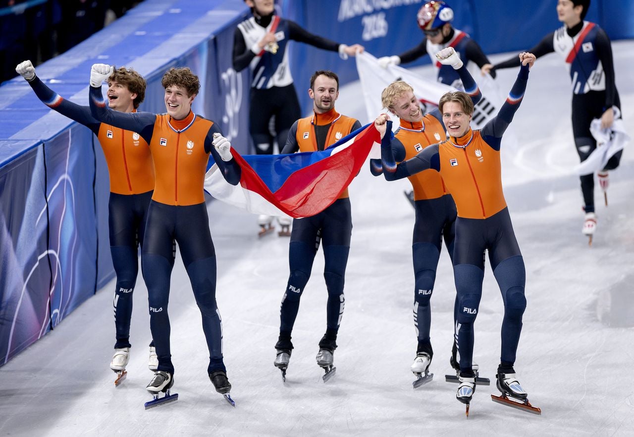 Friso Emons (tweede van rechts) viert de olympische titel (foto: Sem van der Wal / ANP).