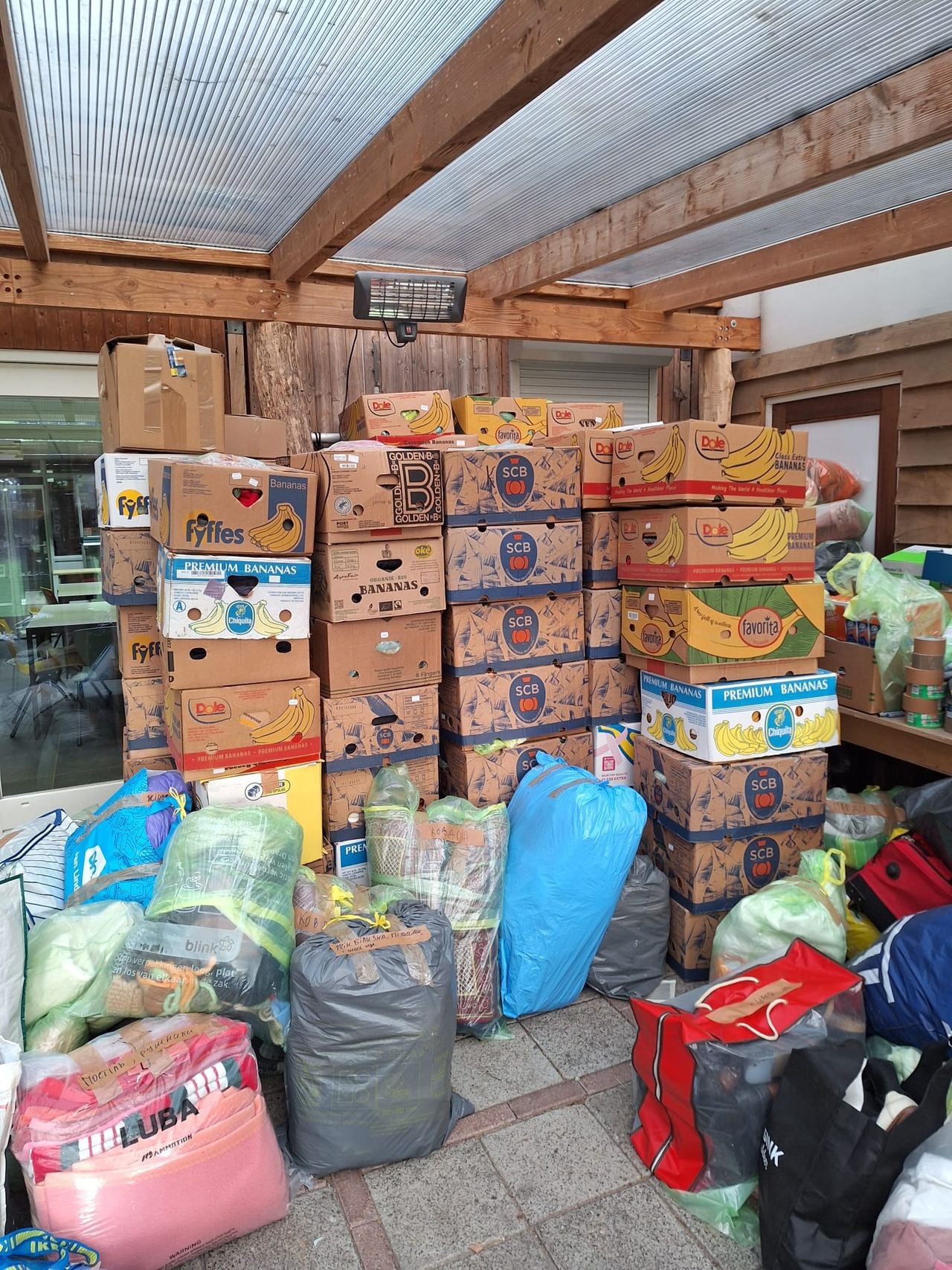 Dozen vol kleding bij de inzamelingsactie in Deurne (foto: Conny Ven).