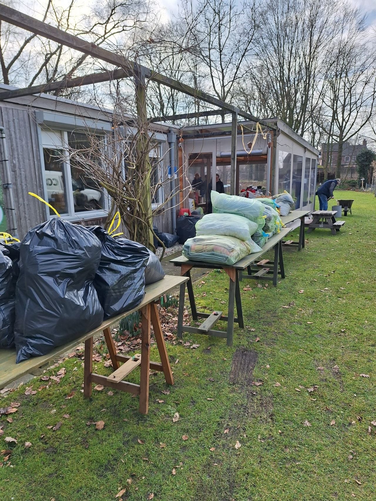 Vuilniszakken vol kleding bij de inzamelingsactie in Deurne (foto: Conny Ven).