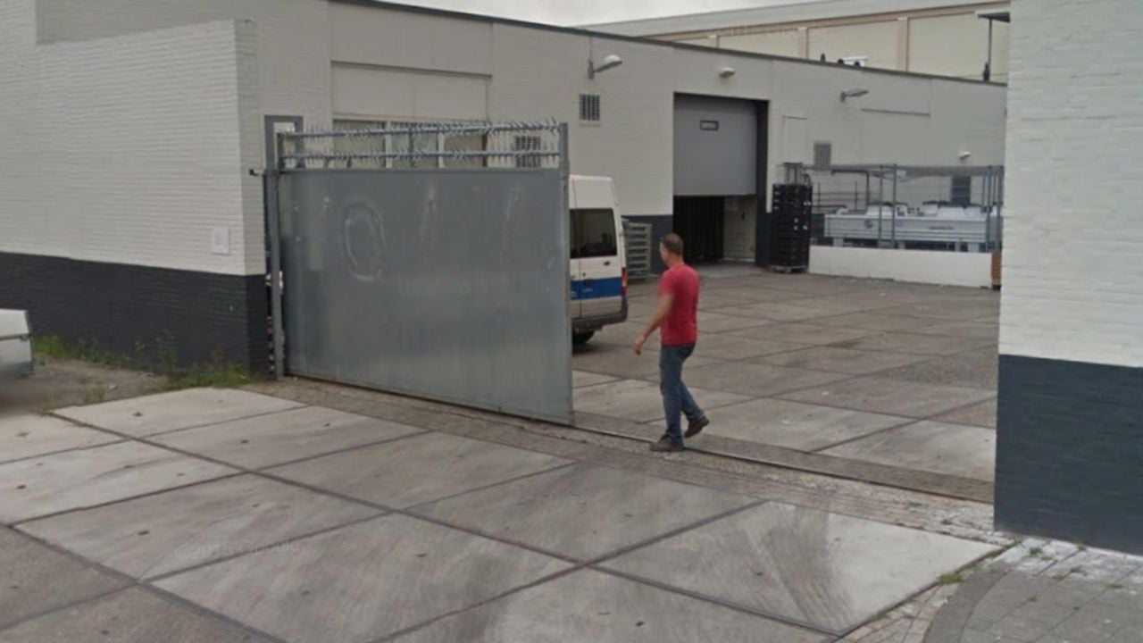 Het hek bij de bevoorradingsplaats van de winkels in Den Bosch in 2024 (foto: Google Maps).