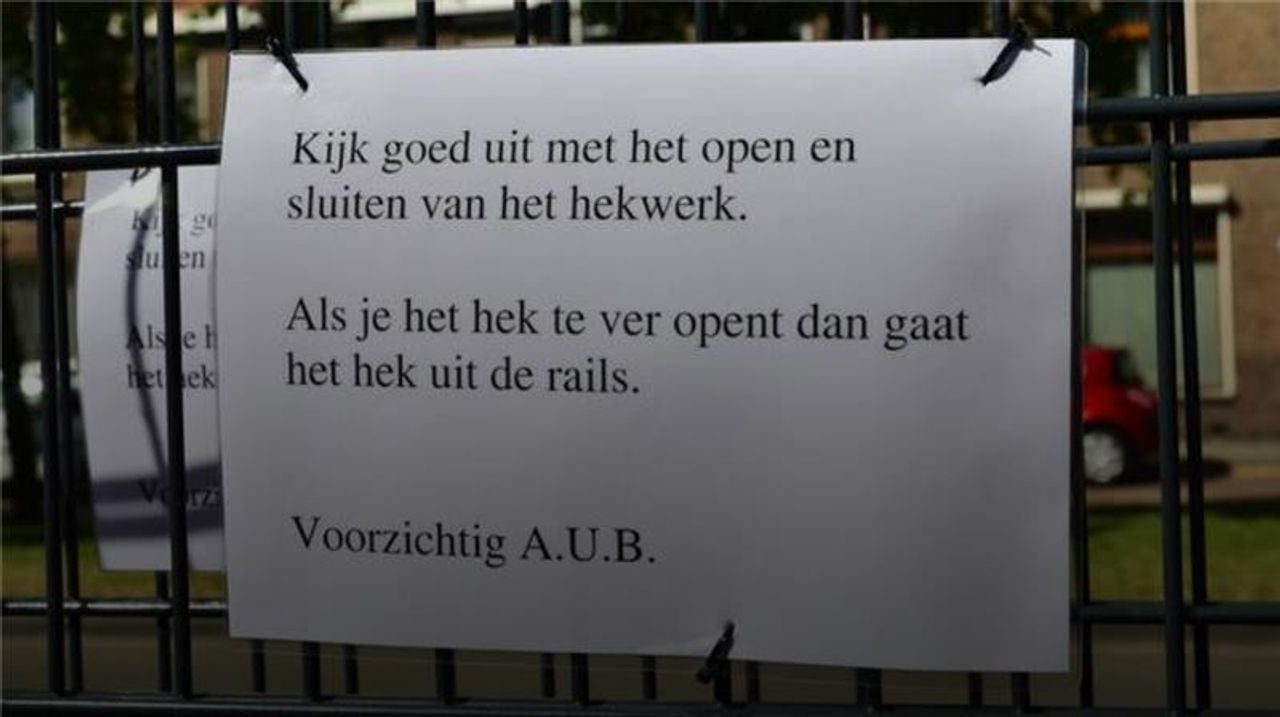 Het briefje dat tegen het hek aan hing. (foto: Jack Brekelmans / JV Media)