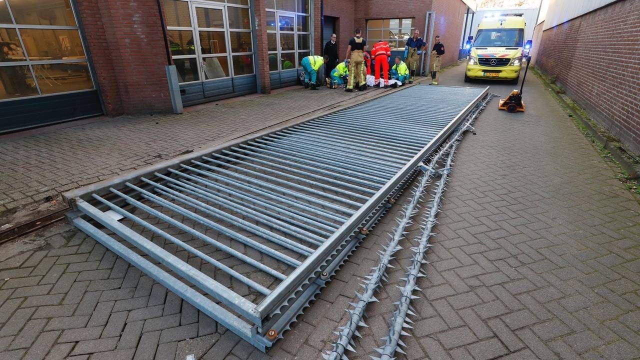  Het hek waar de man onder terechtkwam. (Foto: SQ Vision Mediaprodukties)