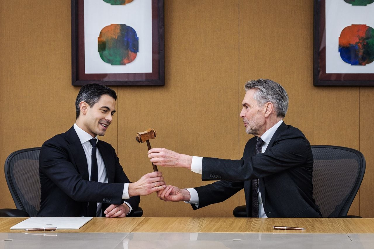 Premier Jetten krijgt de voorzittershamer van oud-premier Schoof (foto: ANP).