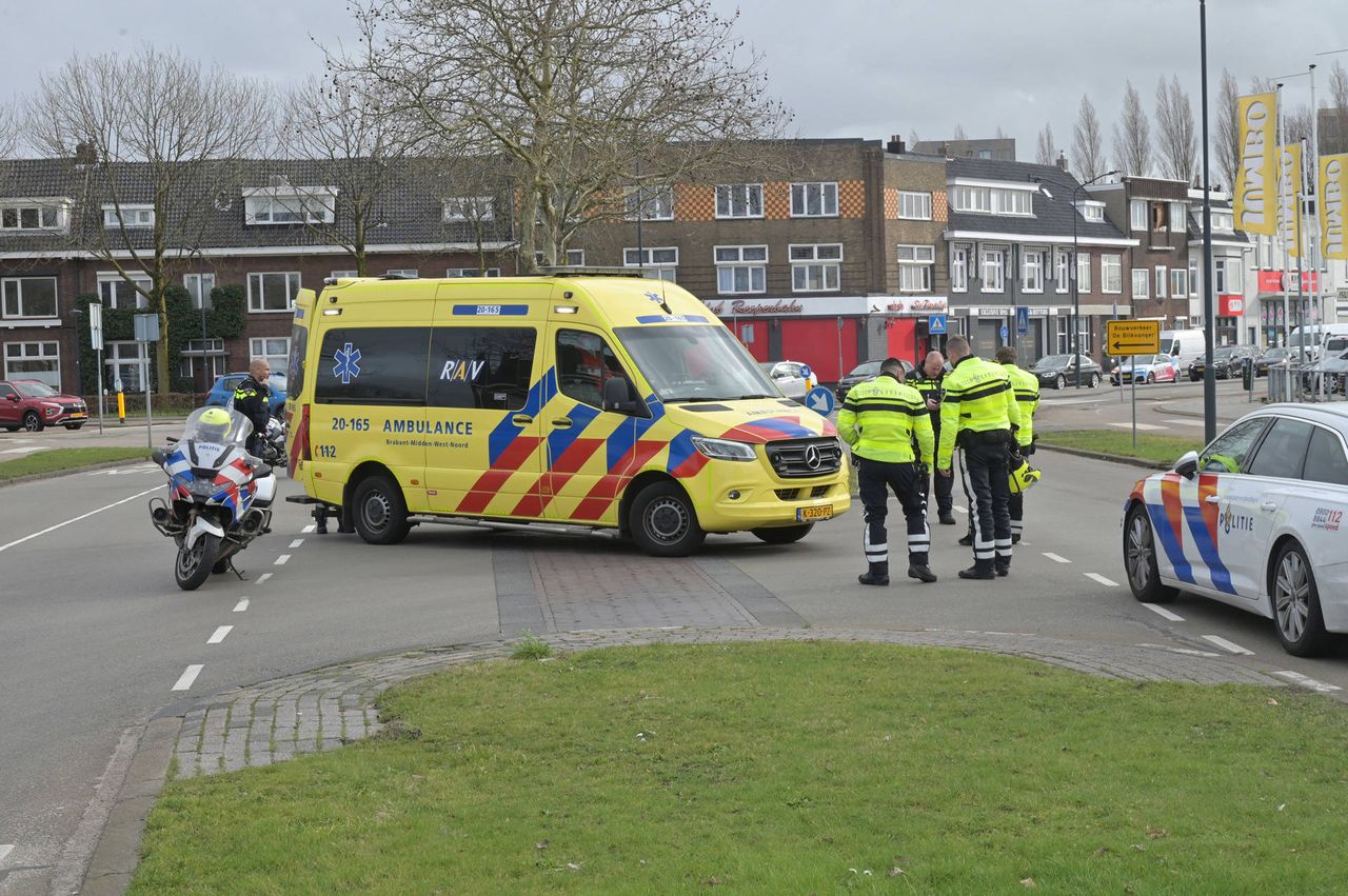 Hij is per ambulance naar het ziekenhuis gebracht (foto: Perry Roovers / Persbureau Heitink).