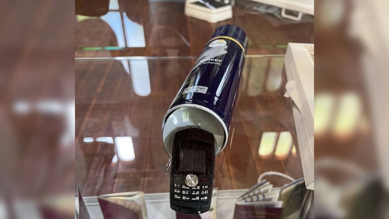 Een gesmokkelde telefoon in een blik scheerschuim bij de PI in Roermond (Foto: Instagram / pi_zuidoost.)