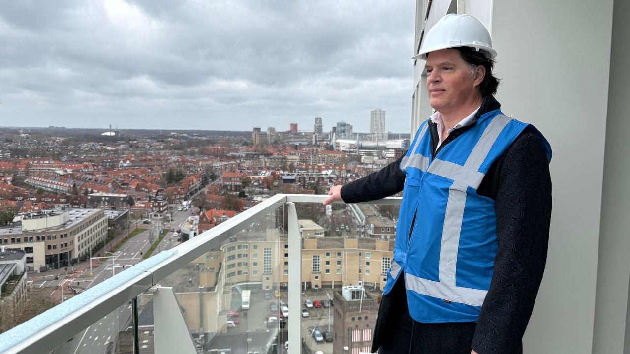 Makelaar Pieter van Santvoort met op de achtergrond het stadion van PSV (foto: Rogier van Son). 
