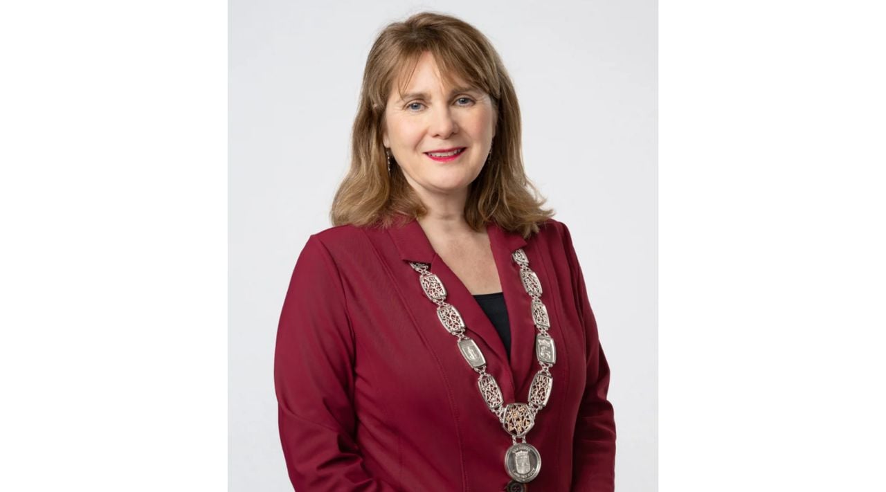 Burgemeester Marieke Moorman met de ambtsketting van Land van Cuijk (foto: gemeente Land van Cuijk).