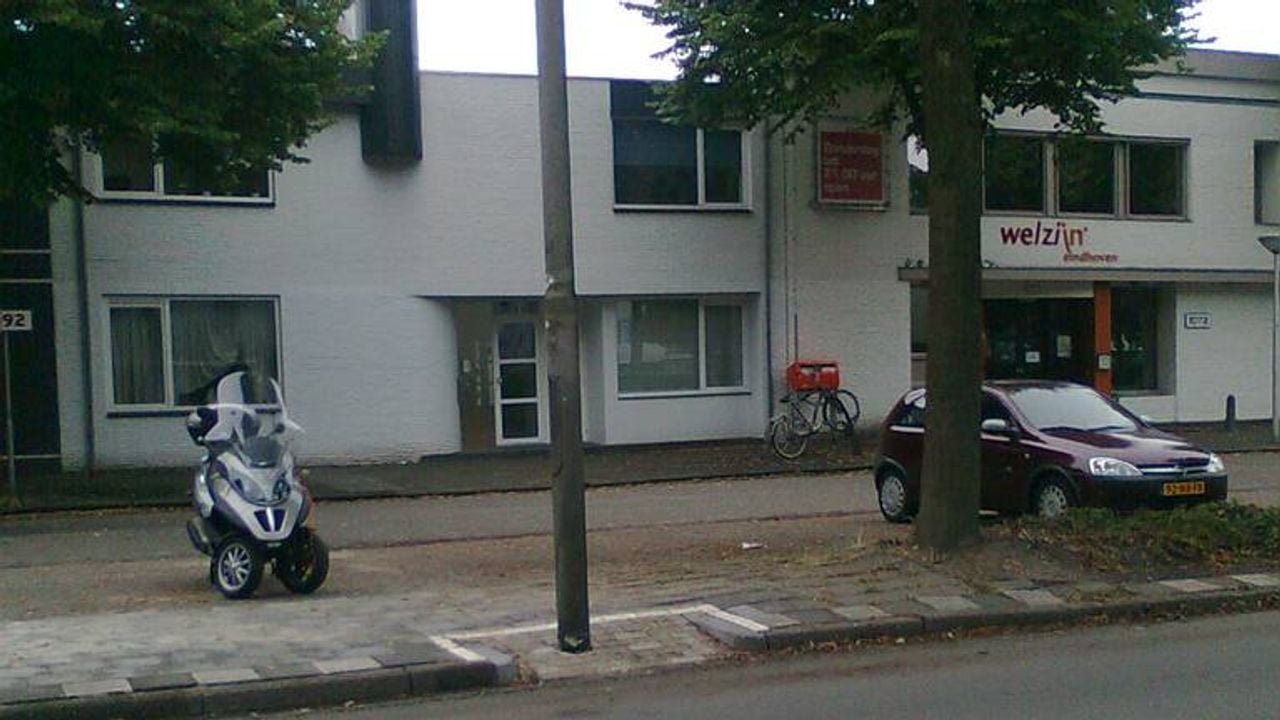 De lantaarnpaal met oprit in Eindhoven. 