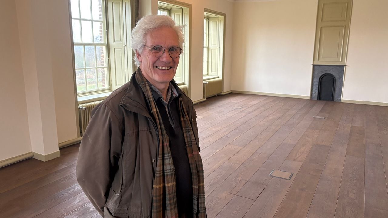 Jan van Asten in een van de lege kamers van kasteel Croy (Foto: Alice van der Plas)
