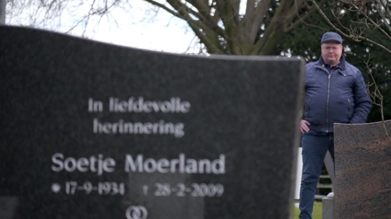 Kees Tolenaars op de begraafplaats van Moerdijk