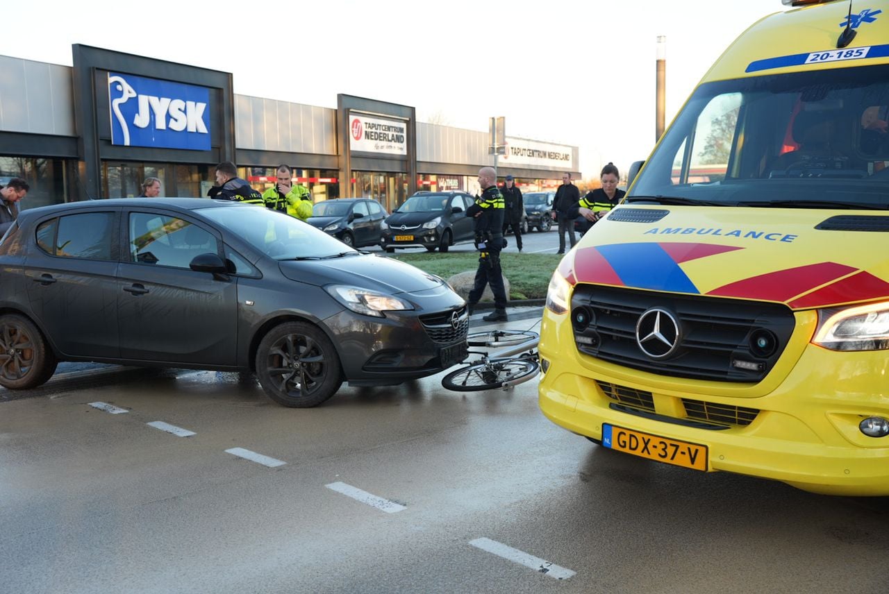 De fietser kwam onder een auto terecht (foto: Erik Haverhals/Persbureau Heitink).