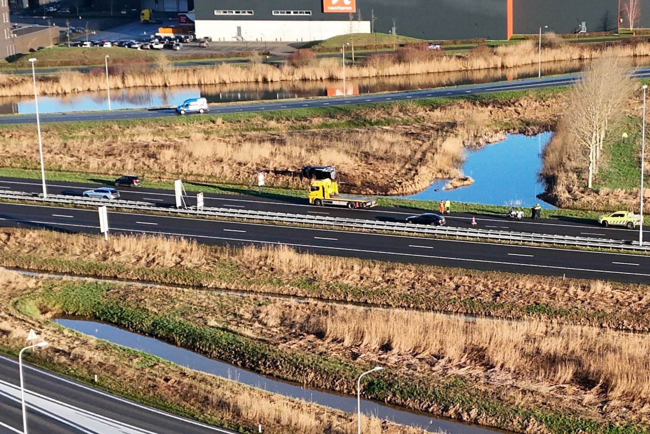 Een bergingsbedrijf zal de auto gaan wegslepen (foto: Erik Haverhals/Persbureau Heitink).
