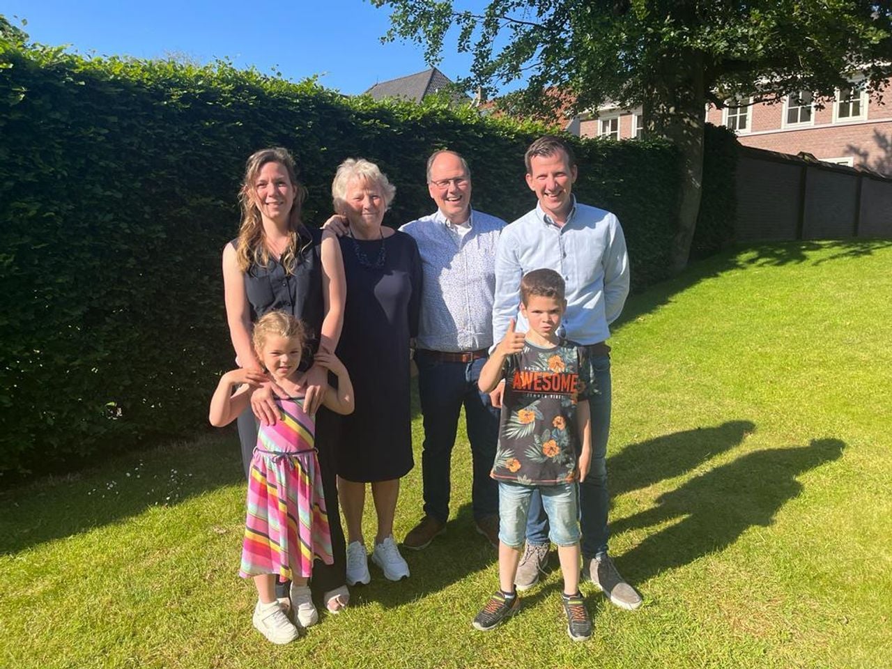 Het echtpaar met hun kinderen en kleinkinderen (Privéfoto).