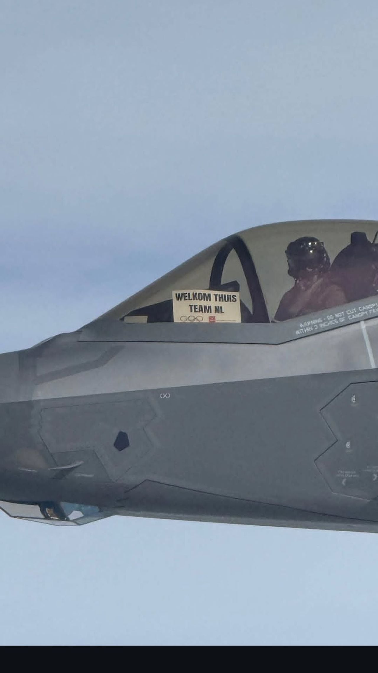 De piloten vlogen zo dichtbij het vliegtuig dat de sporters dit bordje makkelijk konden lezen (foto: Instagram Friso Emons).