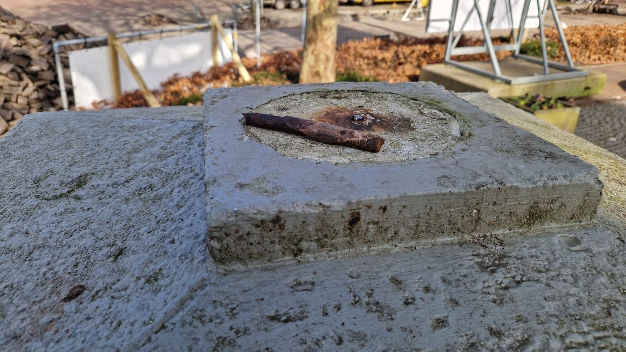 De plek waar de 'gouden' knop eerst zat (foto: Tom Berkers).