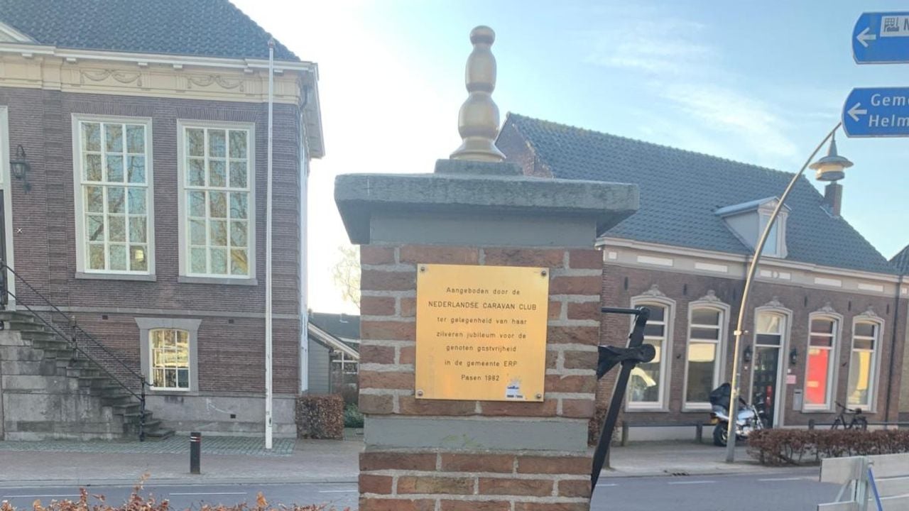 Niet veel later staat de nieuwe 'gouden' knop alweer op de waterpomp (foto: Heemkundering Erthepe).