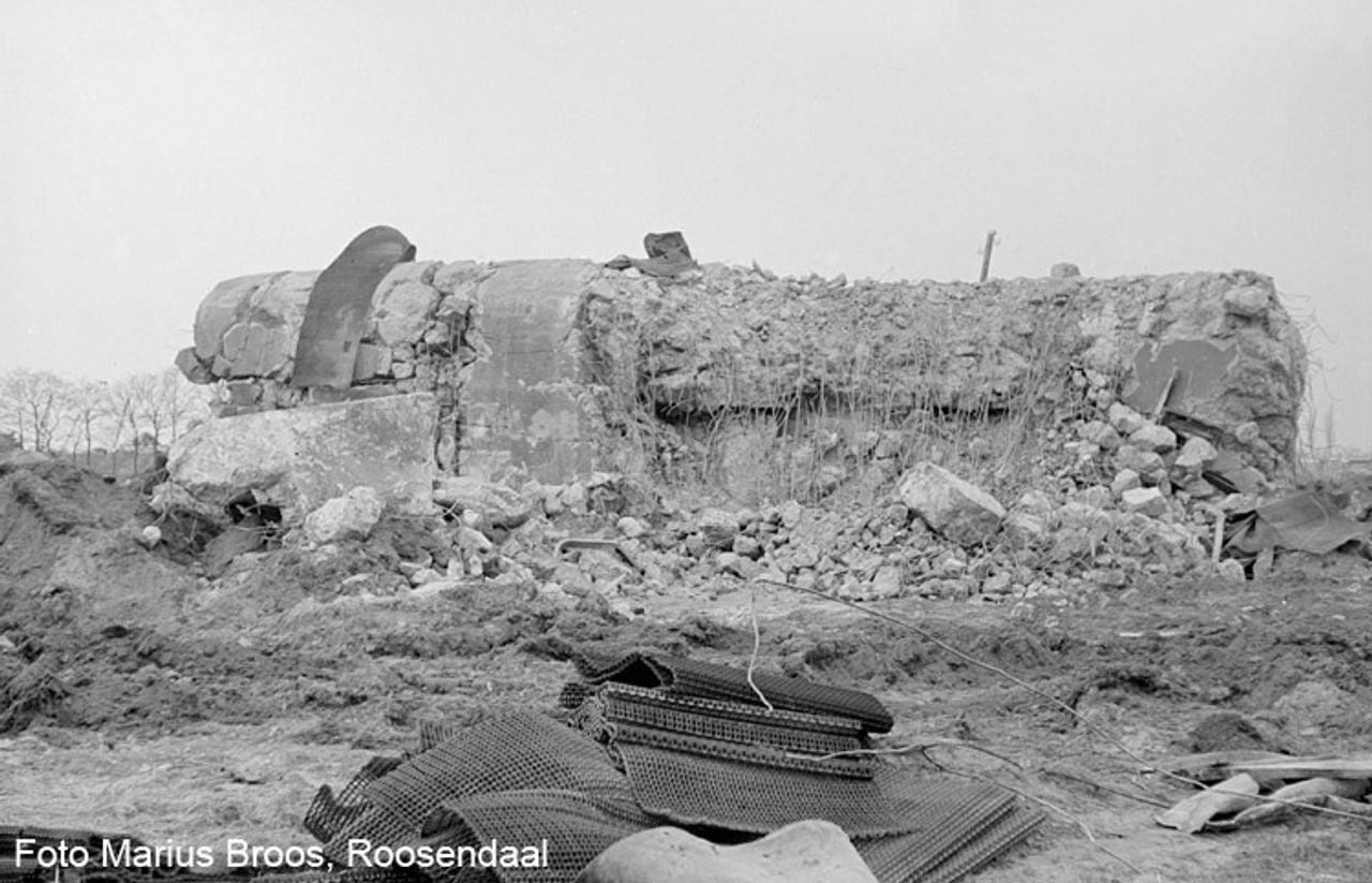 Na de laatste explosie lag de bunker volledig in puin (foto: Marius Broos)