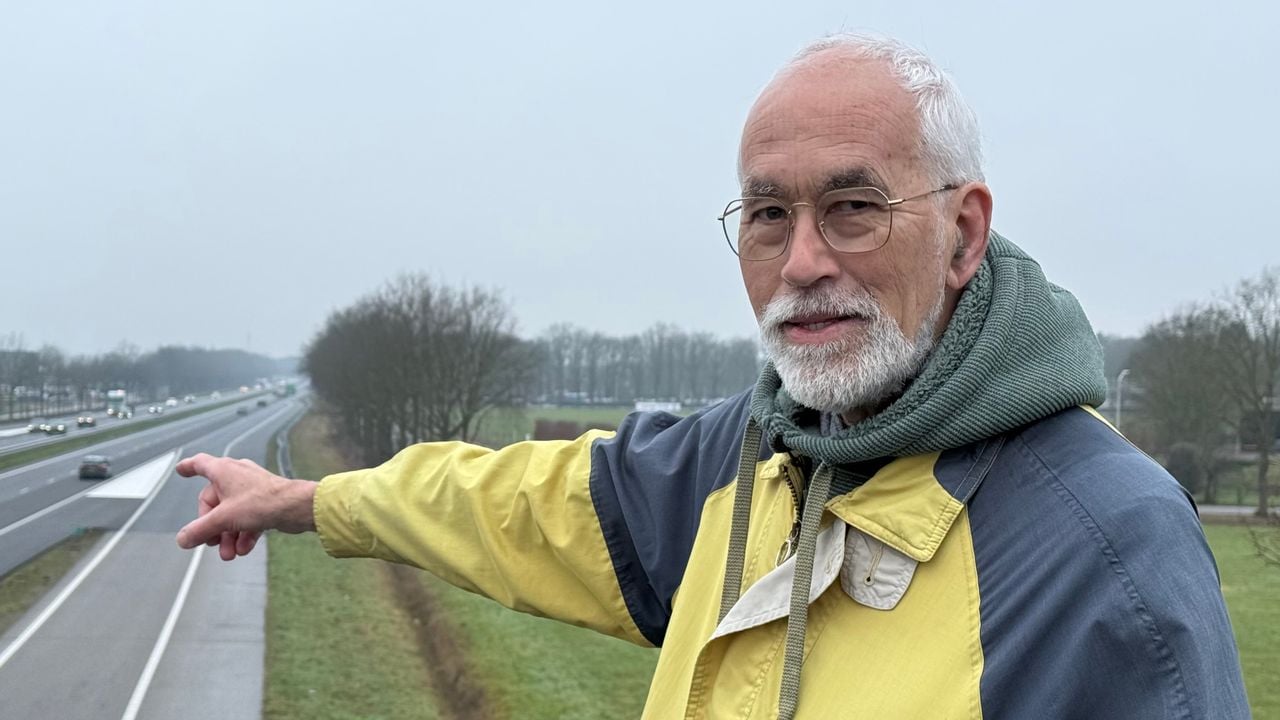 Marius Broos wijst naar de exacte plek waar de bunker stond (foto: Erik Peeters).