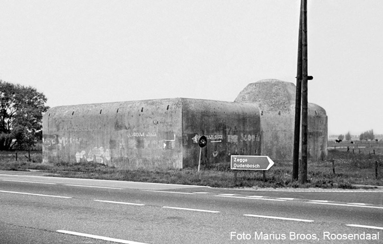 De commandobunker stond vlakbij de doorgaande weg (foto: Marius Broos).