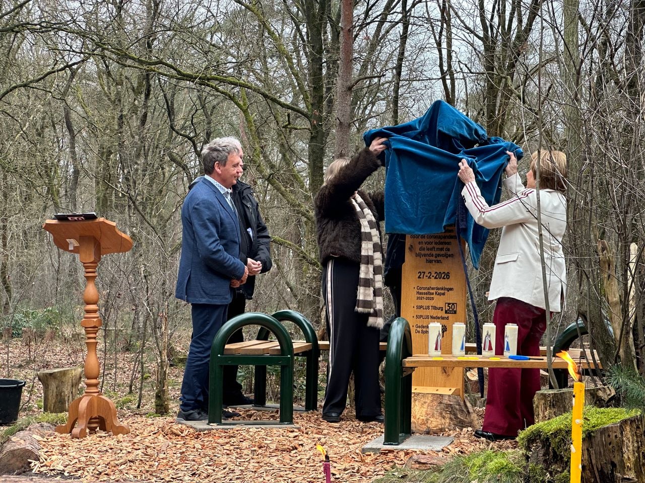 Ank en Yvonne mochten het monument onthullen.  (foto: Floortje Steigenga)