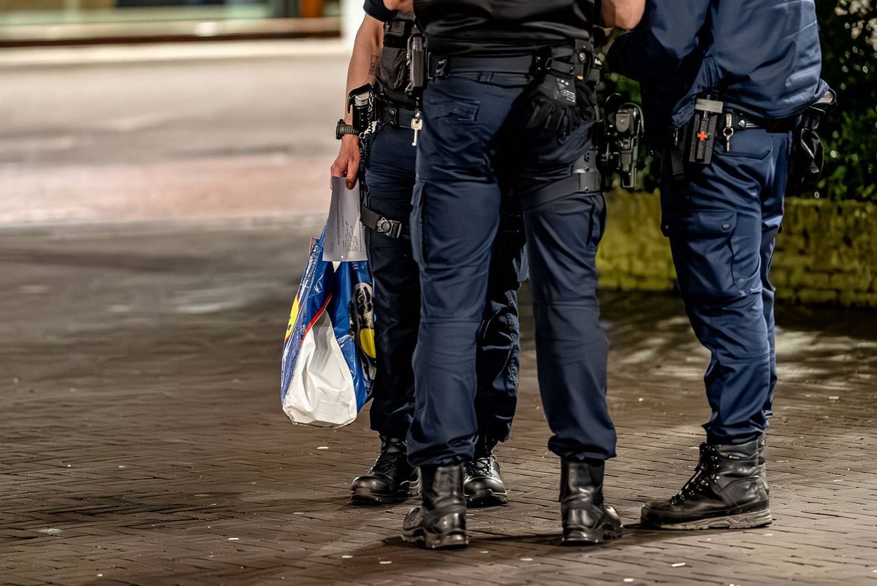 Na de zoekactie in de nachtwinkel in Uden kwamen de instanties naar buiten met een big shopper (foto: Lucas Lammers/Persbureau Heitink).
