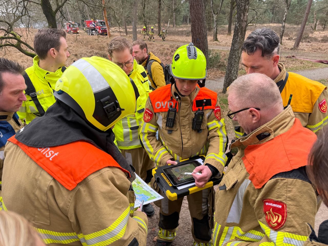Overleg tijdens de grote oefening bij Oisterwijk (foto: Jos Verkuijlen).