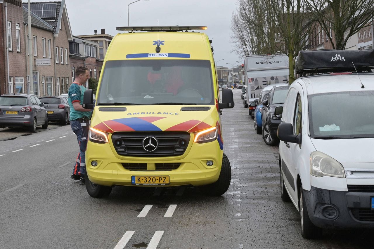 Vrouw op scooter gewond na botsing met auto in Breda (foto: Perry Roovers / Persbureau Heitink).
