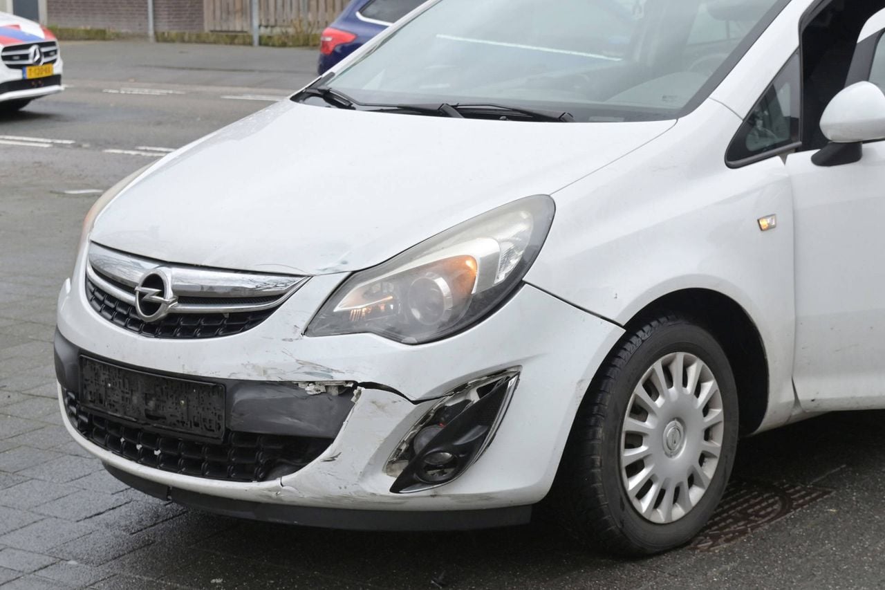Vrouw op scooter gewond na botsing met auto in Breda (foto: Perry Roovers / Persbureau Heitink).