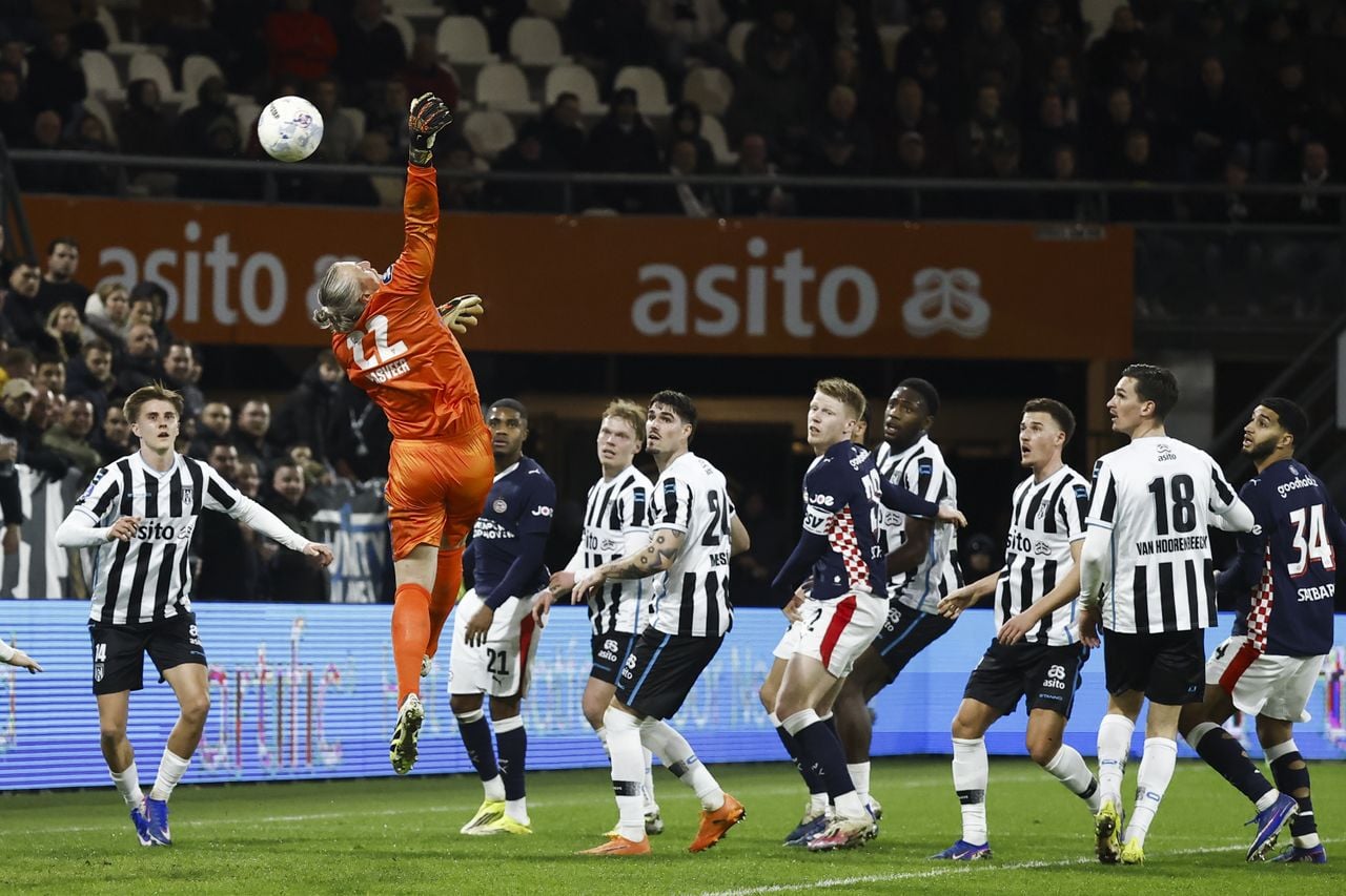 Heracles keeper Remko Pasveer in actie tijdens Heracles - PSV (foto: ANP).