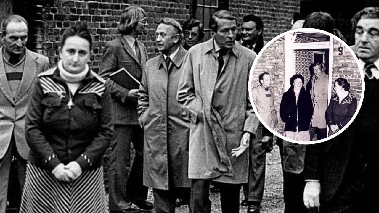 Grietje Post laat prins Claus de Oudheidkamer in de Werkendamse arbeiderswijk Zevenhuizen zien (foto: Historische Vereniging Werkendam).