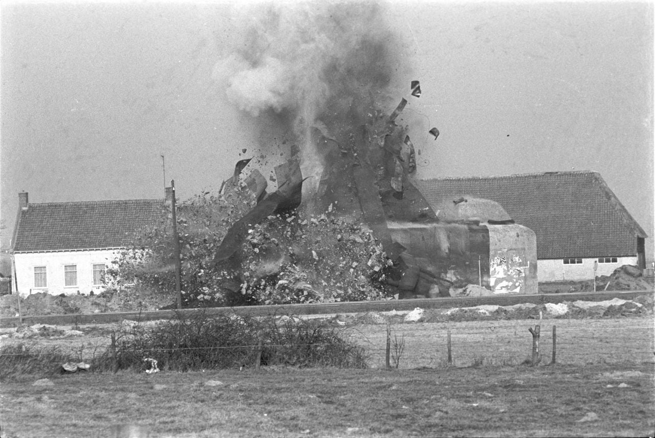 De vierde en laatste explosie van de bunker bij Zegge (foto: Ben Steffen).