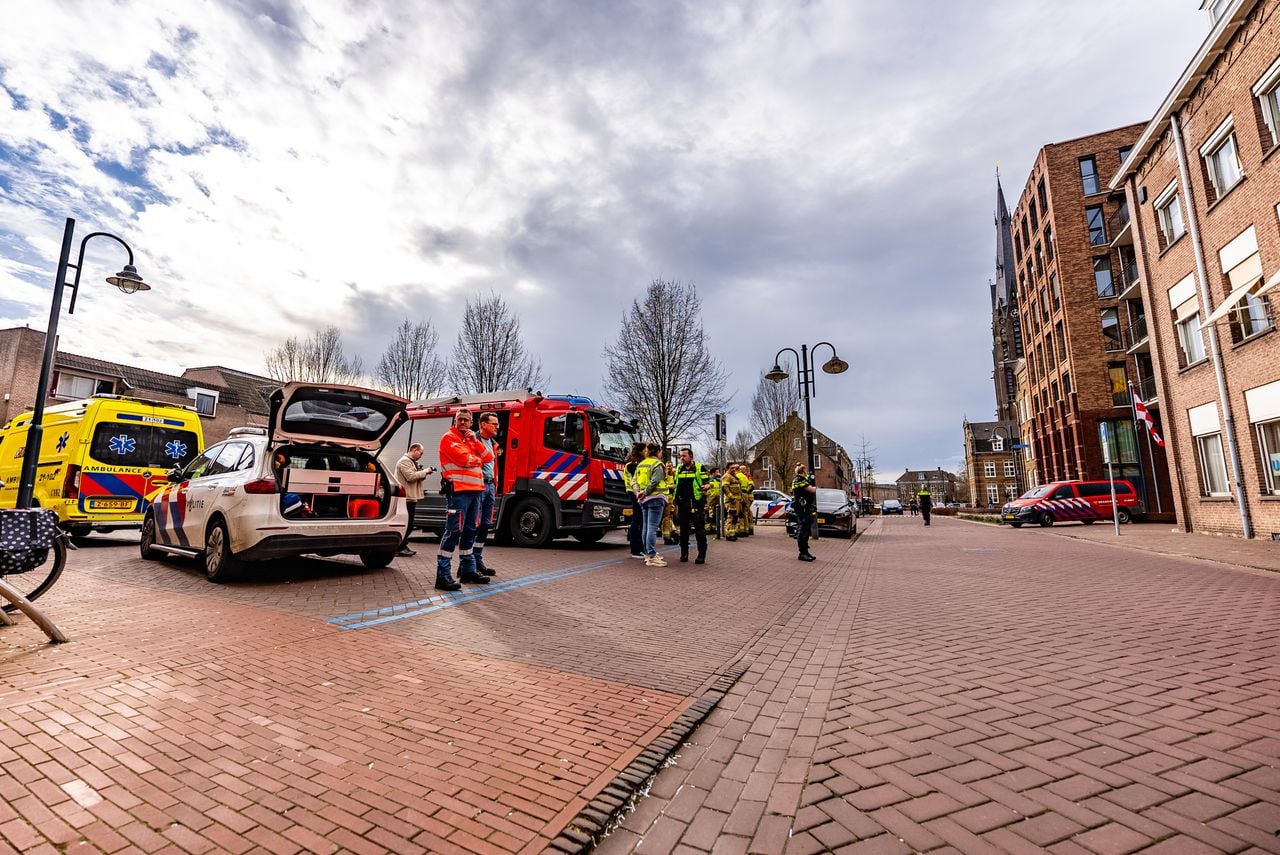 De hulpdiensten zijn met verschillende eenheden aanwezig (foto: Lucas Lammers/Persbureau Heitink).