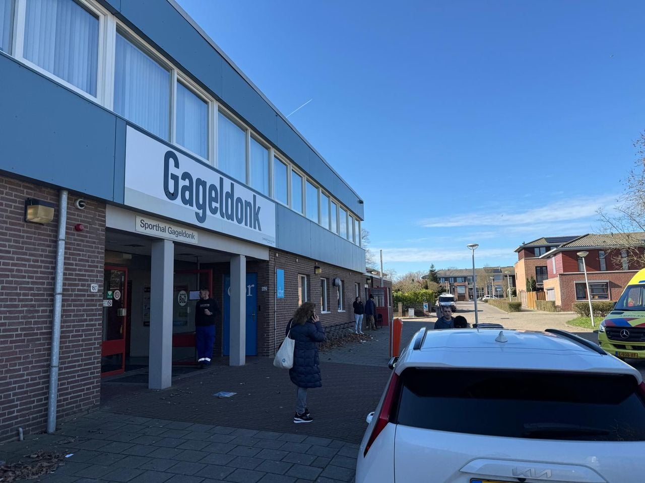De buurtbewoners worden opgevangen in sporthal Gageldonk (foto: Omroep Brabant).