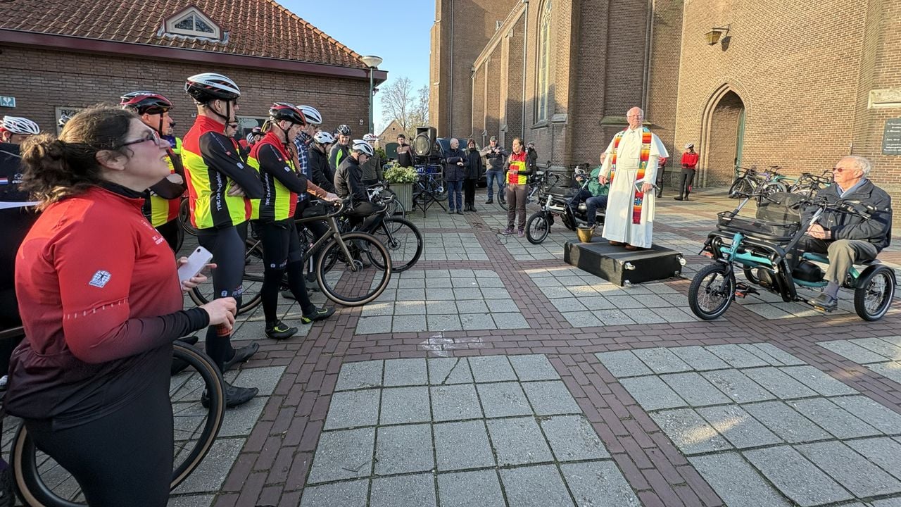 Pastoor Joost Jansen spreekt de wielrenners toe voordat zij op pad gaan (foto: Wilco Zonneveld).