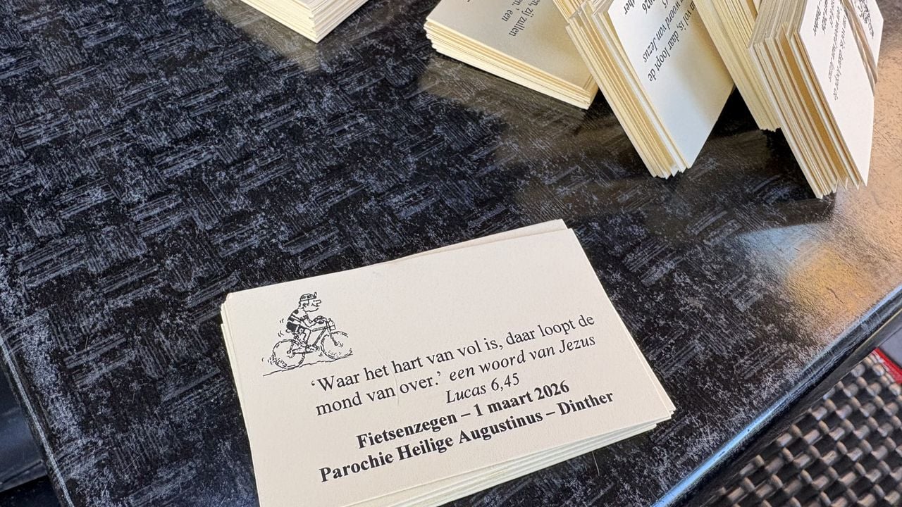 Iedere wielrenner krijgt van pastoor Joost Jansen een kaartje als aandenken (foto: Wilco Zonneveld).