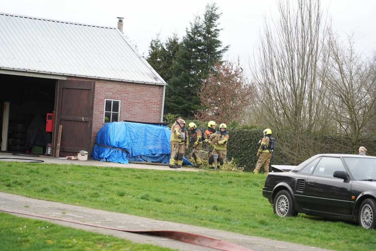 Brand in schuur in Gilze snel onder controle (foto: Jeroen Stuve / Persbureau Heitink).