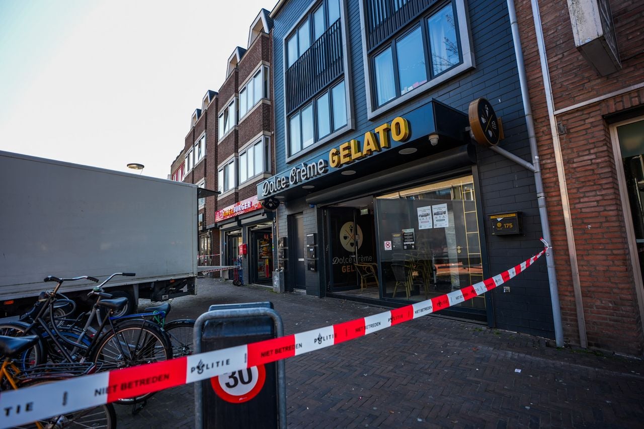 Onderzoek in ijssalon in Eindhoven (foto: Persbureau Heitink).