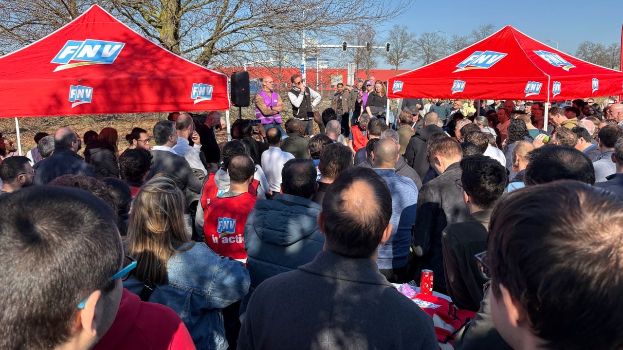 Peter Reniers van FNV spreekt de medewerkers van ASML toe (foto: Rogier van Son).