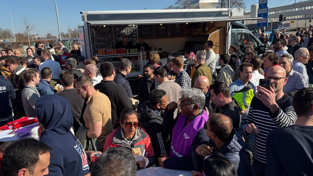 Drukte bij de frietkraam tijdens de protestactie van de vakbonden bij ASML (foto: Rogier van Son).