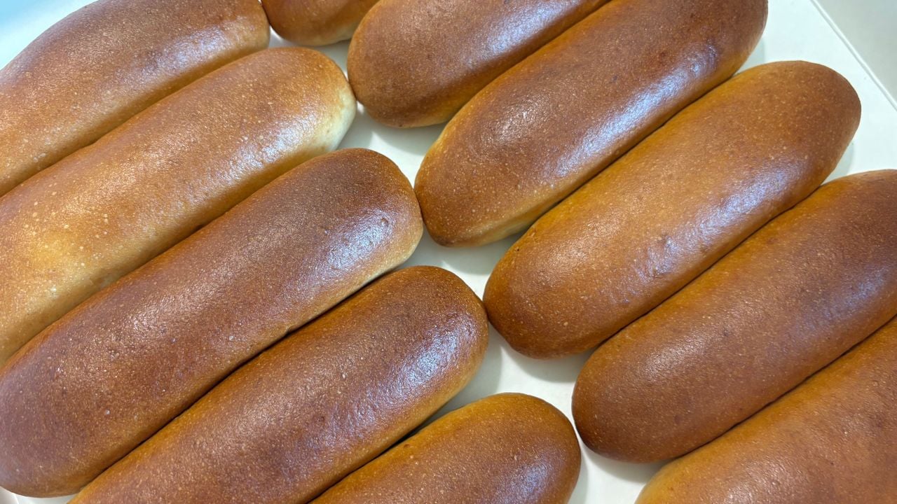 Thuisbakkers en studenten leveren hun lekkerste worstenbroodjes in.
