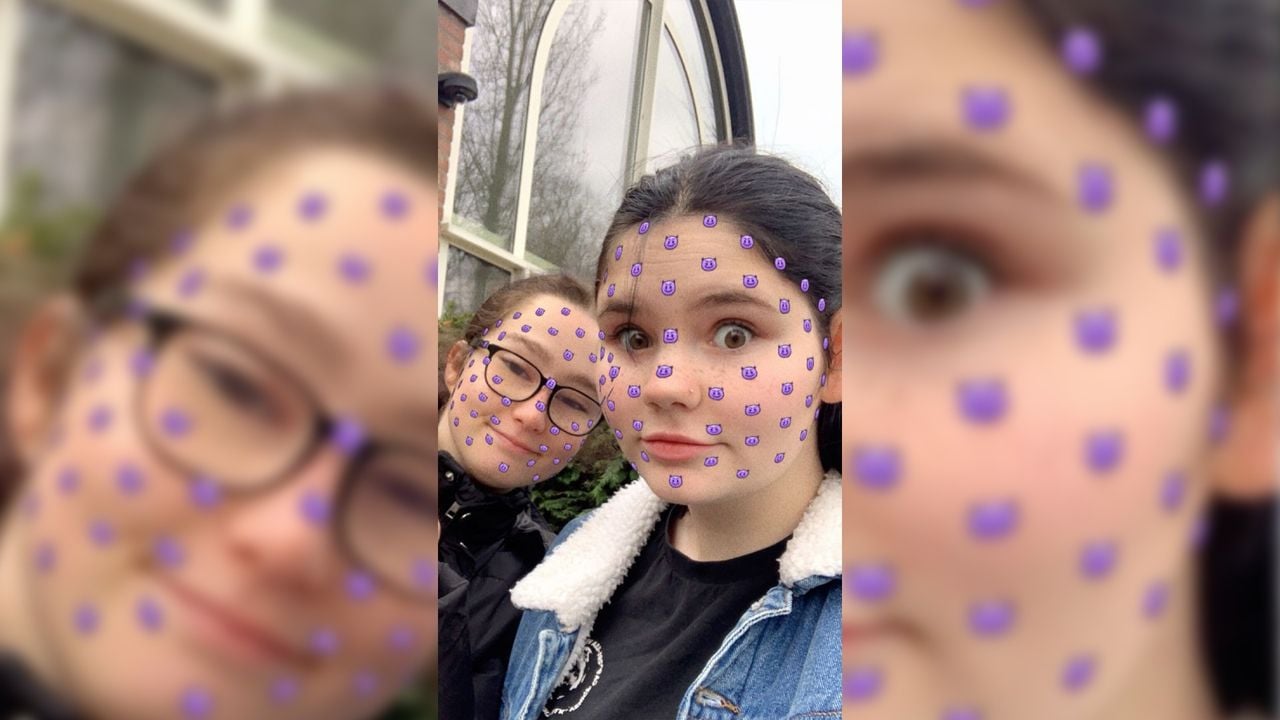 Naomi (rechts) samen met haar vriendin Dunya (links)