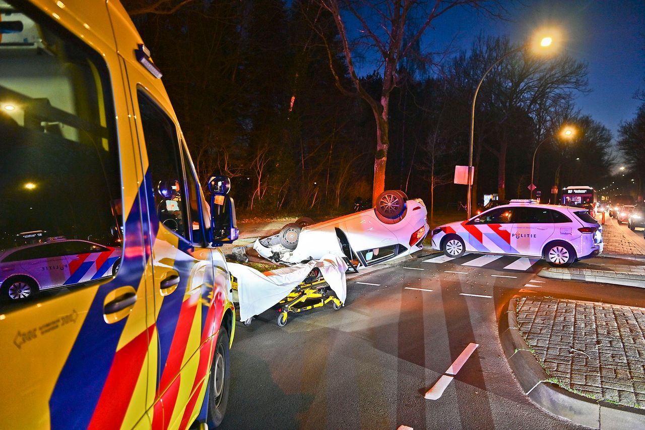 Auto op de kop in Valkenswaard (foto: Rico Vogels / Persbureau Heitink).